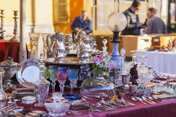 Güzel, Fransa, üzerinde 9 Ocak 2017. Vintage mal ve bit pazarı Marche Du Cours Saleya - Provence en bilinen piyasada satışa olan Pazartesi günleri antika bilir — Stok fotoğraf