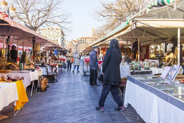 Niza, FRANCIA, en Enero 9, 2017. El sol ilumina los productos de época y antigüedades que los lunes están a la venta en el mercado de pulgas Marche Du Cours Saleya - el mercado más conocido de Provenza —  Fotos de Stock