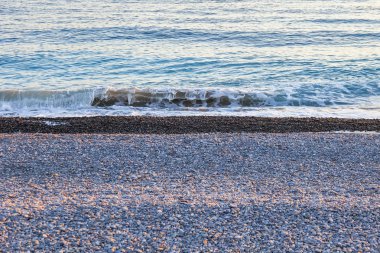  Çakıl plajı ve dalgalar deniz sörf