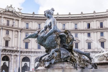 Roma, İtalya, 5 Şubat 2017. Parlak güneş dağ çeşme Cumhuriyet alan üzerinde ışıklar.