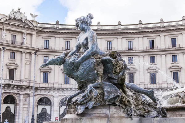 Rom, Italien, 5 mars 2017. Den ljusa solen lyser Naiad fontänen på området av Republiken — Stockfoto