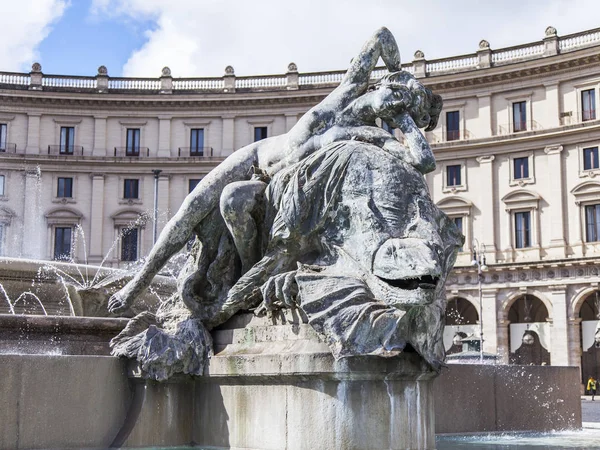 罗马，意大利，2017 年 3 月 5 日。灿烂的阳光照亮奈德喷泉上共和国地区 — 图库照片