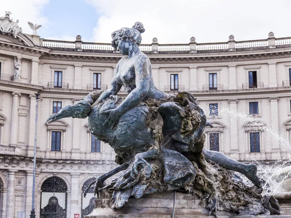 Rom, Italien, 5 mars 2017. Den ljusa solen lyser Naiad fontänen på området av Republiken — Stockfoto