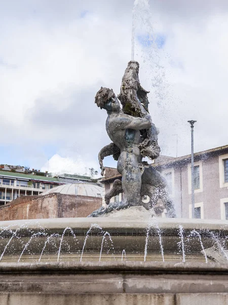 ROMA, ITALIA, 5 de marzo de 2017. El sol brillante ilumina la fuente de Naiad en la zona de la República —  Fotos de Stock