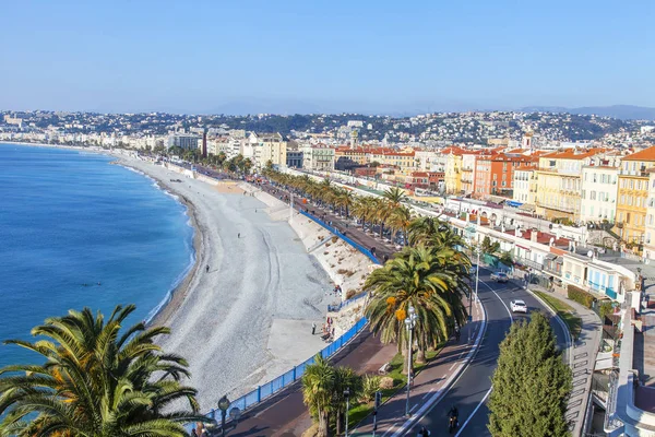 Niza, FRANCIA, en Enero 9, 2017. Las brillantes luces del sol de la mañana Promenade des Anglais - el terraplén principal de la ciudad, uno de los más bellos del mundo — Foto de Stock