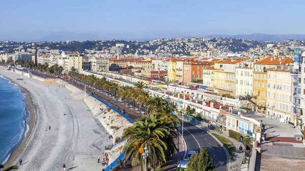 Nice, Frankreich, am 9. Januar 2017. die helle Morgensonne beleuchtet promenade des anglais - der wichtigste Damm der Stadt, einer der schönsten der Welt — Stockfoto