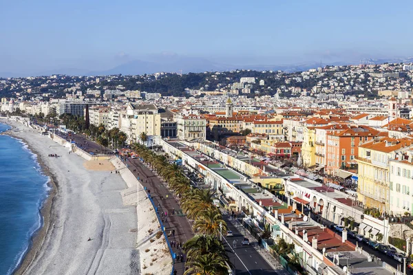 Nice, Frankrijk, op 9 januari 2017. De heldere ochtendzon licht Promenade des Anglais - de belangrijkste dijk van de stad, een van de mooiste in de wereld — Stockfoto