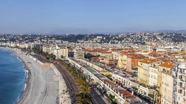 Nice, Frankrijk, op 9 januari 2017. De heldere ochtendzon licht Promenade des Anglais - de belangrijkste dijk van de stad, een van de mooiste in de wereld — Stockfoto