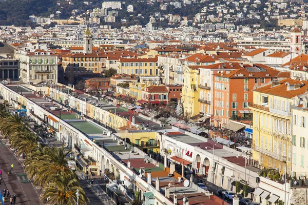 NICE, FRANCIA, il 9 GENNAIO 2017. Le luminose luci del sole del mattino Promenade des Anglais - l'argine principale della città, una delle più belle del mondo — Foto Stock