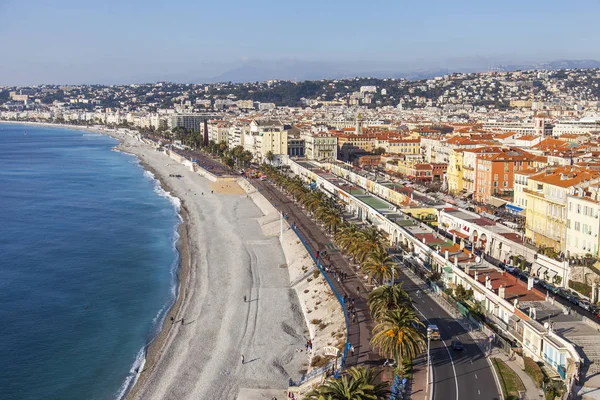 Nicea, Francja, na 9 stycznia 2017 r. Jasne rano słońce świeci Promenade des Anglais - głównym nabrzeżu miasta, jednym z najpiękniejszych na świecie — Zdjęcie stockowe