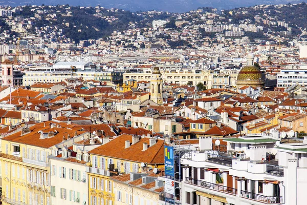 Nice, Frankreich, am 9. Januar 2017. die Morgensonne leuchtet rote Dächer der Altstadt. Luftaufnahme von Shatto 's Hill — Stockfoto