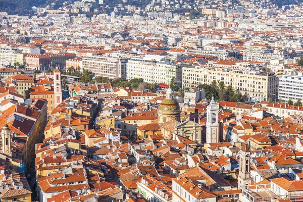 Nice, Frankreich, am 9. Januar 2017. die Morgensonne leuchtet rote Dächer der Altstadt. Luftaufnahme von Shatto 's Hill — Stockfoto