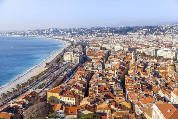 NICE, FRANCE, on JANUARY 9, 2017. The bright morning sun lights Promenade des Anglais - the main embankment of the city, one of the most beautiful in the world — Stock Photo, Image