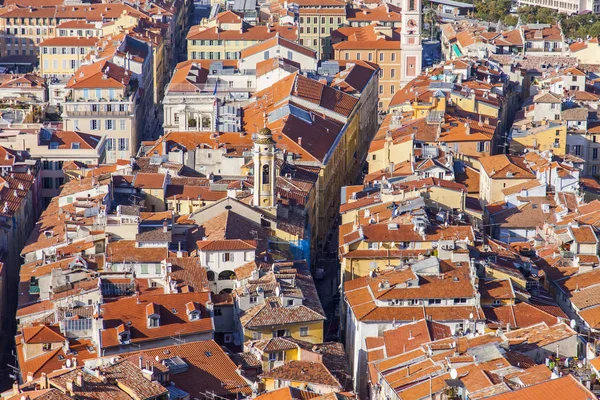 Niza, FRANCIA, en Enero 9, 2017. El sol de la mañana ilumina los tejados rojos de la ciudad vieja. Vista aérea desde la colina de Shatto — Foto de Stock