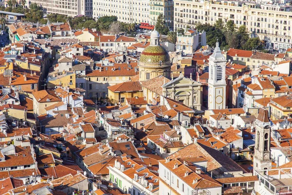 Niza, FRANCIA, en Enero 9, 2017. El sol de la mañana ilumina los tejados rojos de la ciudad vieja. Vista aérea desde la colina de Shatto —  Fotos de Stock