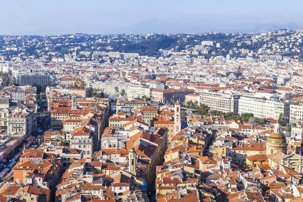 NICE, FRANCE, on JANUARY 9, 2017. The morning sun lights red roofs of the old city. Aerial view from Shatto's hill — Stock Photo, Image