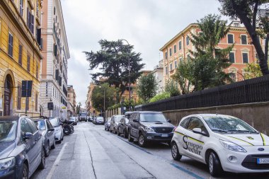 Roma, İtalya, 5 Şubat 2017. Şehrin tarihi bir parçası güzel sokakta insanlar ve araçların hareket. 