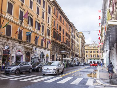 Roma, İtalya, 5 Şubat 2017. Şehrin tarihi bir parçası güzel sokakta insanlar ve araçların hareket. 