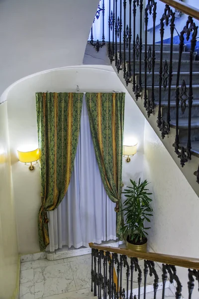 Rome (Italië), op 5 maart 2017. Het traditionele interieur van de landing van een prachtig huis is verlicht met lampen over een venster — Stockfoto