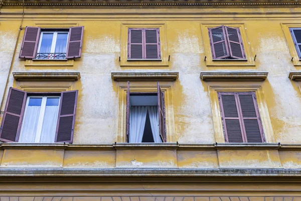 Řím, Itálie, na 5 března 2017. Slunce svítí fragment starověkých architektonických celků — Stock fotografie