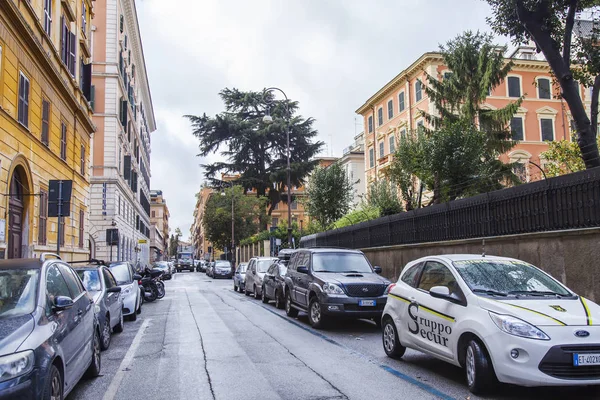 ROMA, ITALIA, 5 de marzo de 2017. Personas y coches se mueven en la hermosa calle en una parte histórica de la ciudad . — Foto de Stock