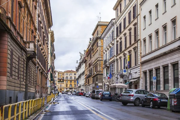 РИМ, Италия, 5 марта 2017 года. Люди и автомобили движутся по красивой улице в исторической части города . — стоковое фото