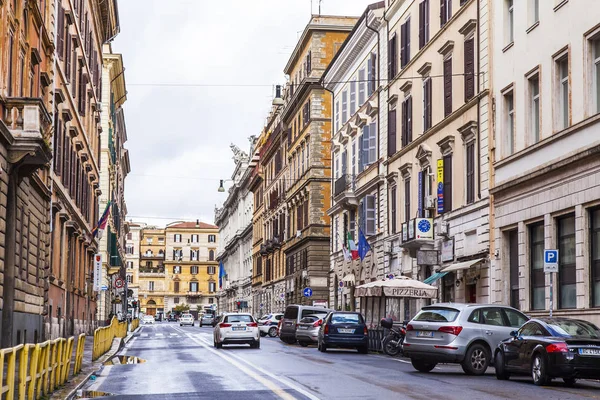 ROME, ITÁLIA, em 5 de março de 2017. Pessoas e carros se movem na bela rua em uma parte histórica da cidade . — Fotografia de Stock