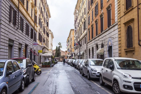 Rom, Italien, am 5. März 2017. Menschen und Autos bewegen sich auf der schönen Straße in einem historischen Teil der Stadt. — Stockfoto