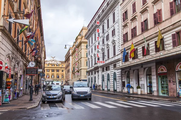Rom, Italien, 5 mars 2017. Människor och bilar flytta på den vackra gatan i en historisk del av staden. — Stockfoto