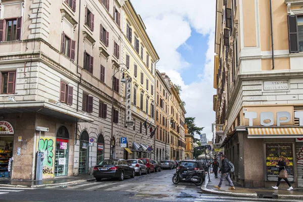 Rom, Italien, 5 mars 2017. Människor och bilar flytta på den vackra gatan i en historisk del av staden. — Stockfoto