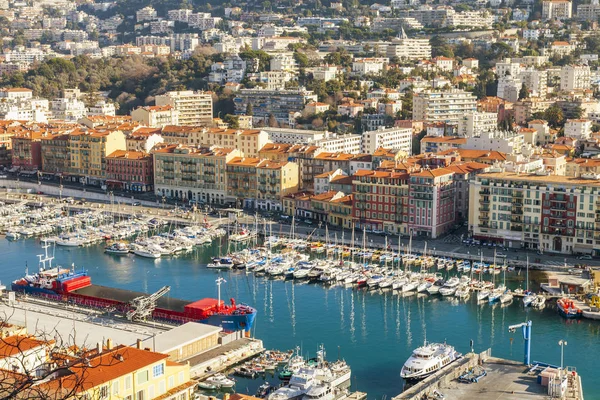 Nice, Frankreich, am 9. Januar 2017. Die Sonne beleuchtet die zahlreichen Yachten, die im Stadthafen festgemacht haben. Luftaufnahme von Shatto 's Hill — Stockfoto