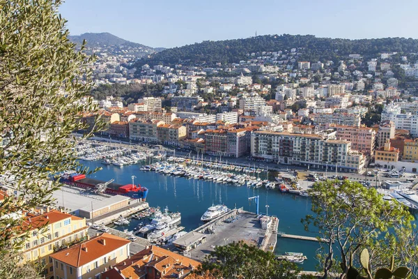 Niza, FRANCIA, en Enero 9, 2017. El sol ilumina los numerosos yates amarrados en el puerto de la ciudad. Vista aérea desde la colina de Shatto — Foto de Stock