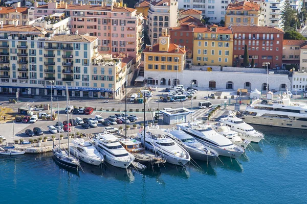 NICE, France, le 9 JANVIER 2017. Le soleil illumine les nombreux yachts amarrés dans le port de la ville. Vue aérienne depuis la colline de Shatto — Photo