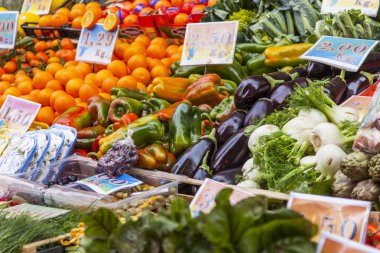 6 Şubat 2017 tarihinde, Roma, İtalya. Çeşitli taze sebze ve meyve sabah sokak piyasada satışa sunulmuştur.
