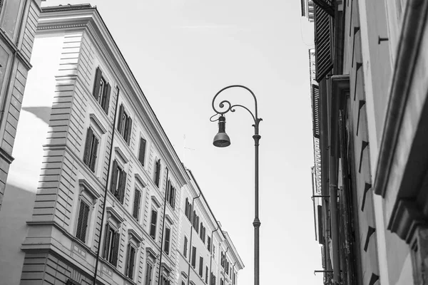 Rome (Italië), op 5 maart 2017. De zon brandt een fragment van een oude architectonische complex — Stockfoto