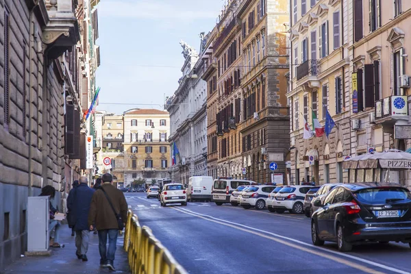 Rom, Italien, 5 mars 2017. Människor och bilar flytta på den vackra gatan i en historisk del av staden. — Stockfoto