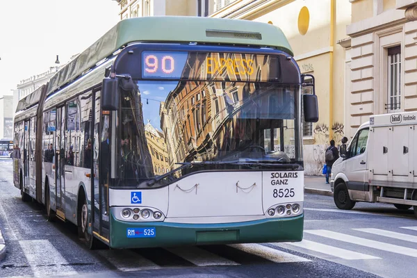 Rzym, Włochy, w dniu 5 marca 2017. Autobus zatrzymuje się na przejściu dla pieszych. Ludzie idą ulicą. — Zdjęcie stockowe