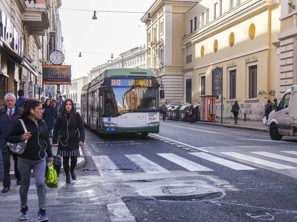 ROME, ITALY, on March 5, 2017. The bus stopped at the crosswalk. People go down the street. — Stock Photo, Image