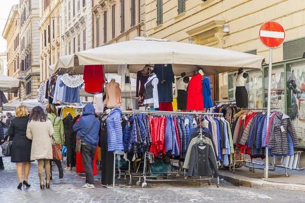 ROMA, ITALIA, il 6 marzo 2017. Varie merci sono in vendita al mattino nel mercato di strada . — Foto Stock