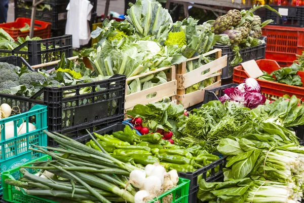 Rome, Italië, op 6 maart 2017. Diverse verse groenten en fruit zijn te koop in de ochtend in de straatmarkt. — Stockfoto