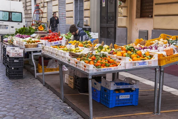 РИМ, Италия, 6 марта 2017 года. Различные свежие овощи и фрукты продаются утром на уличном рынке . — стоковое фото