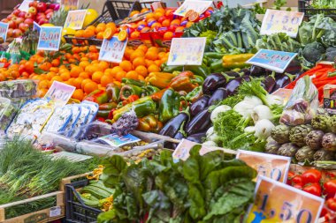 Roma, İtalya, 5 Şubat 2017. Çeşitli taze sebze ve meyve sokak pazarında satışa vardır