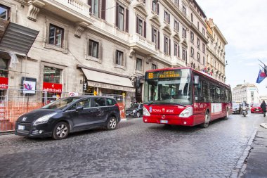 Roma, İtalya, 5 Şubat 2017. Şehrin tarihi bir parçası güzel caddesi üzerinde kırmızı şehir otobüs gidiyor