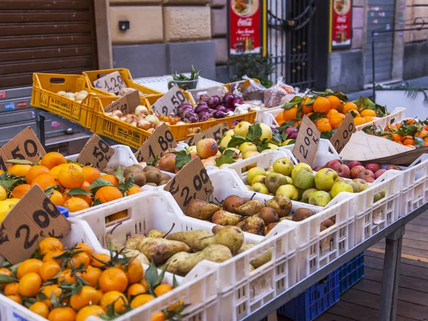 ROMA, ITALIA, 5 de marzo de 2017. Varias verduras y frutas frescas están a la venta en el mercado callejero — Foto de Stock