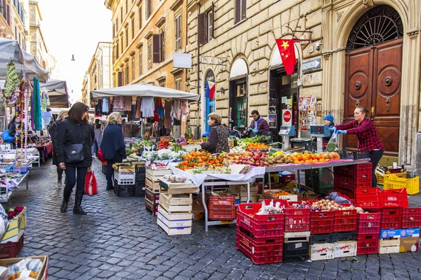 ROME, ITALY, on March 5, 2017. Various fresh vegetables and fruit are on sale in the street market — Stock Photo, Image