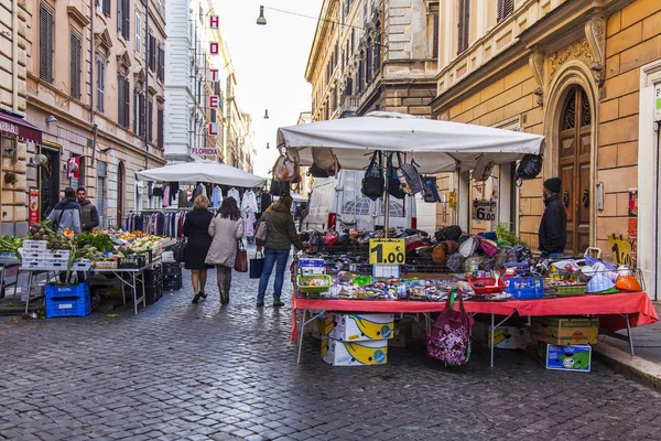 Rom, italien, am 5. März 2017. Verschiedene Waren werden auf dem Wochenmarkt verkauft — Stockfoto