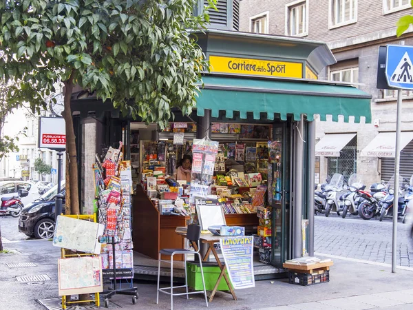 Rom, Italien, 5 mars 2017. Solen lyser en kiosk på stadens gata — Stockfoto