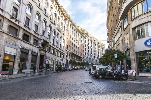 ROME, ITALIE, le 5 mars 2017. Les bâtiments historiques font un complexe architectural attrayant de la rue Barberini — Photo