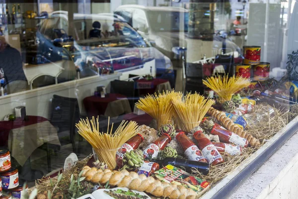 ROMA, ITALIA, 5 de marzo de 2017. Varios productos y aperitivos están a la venta en el mercado callejero —  Fotos de Stock