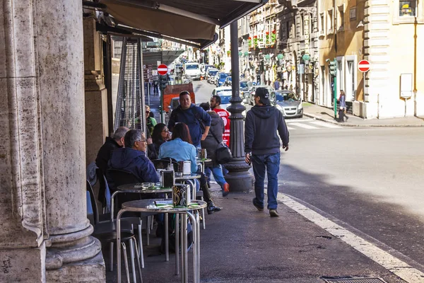ROME, ITALY, on March 5, 2017. People have a rest and eat in street cafe in a historical part of the city — Stock Photo, Image